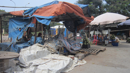 Nhốn nh&aacute;o chợ tạm lấn đường 1