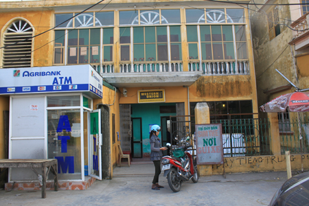 H&agrave;ng trăm d&acirc;n ngh&egrave;o bỗng dưng th&agrave;nh con nợ 2
