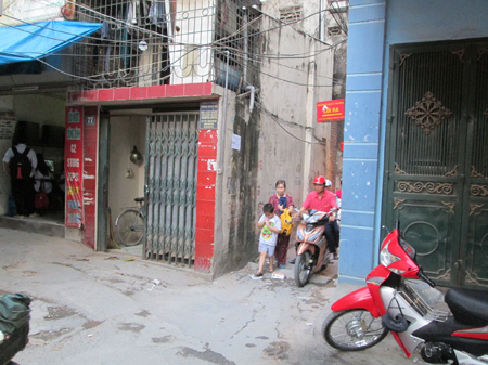 Học sinh &ldquo;chui&rdquo; ng&otilde; tới trường 1