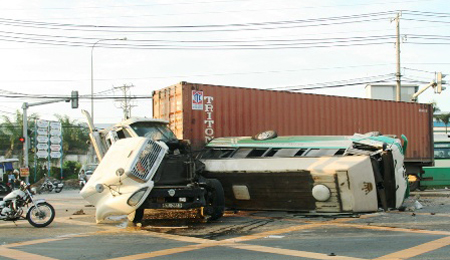 Hai người chết, h&agrave;ng chục người nhập viện v&igrave; tai nạn 1