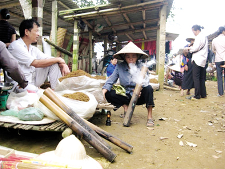 Làng chị em ghiền thuốc lào hơn "ghiền chồng" 1