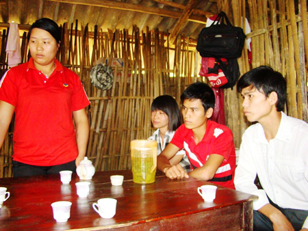 Hố v&agrave;ng &ldquo;dọa nuốt&rdquo; học sinh 1