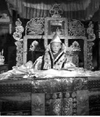 Vị Phật sống duy nhất từ bỏ ngôi vị 2