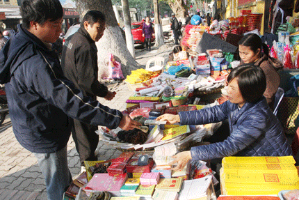 Đổi tiền lẻ, mỗi nơi một gi&aacute; 1