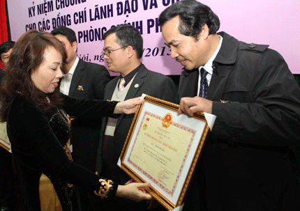 Bộ Y tế trao Kỷ niệm chương &ldquo;V&igrave; sức khoẻ nh&acirc;n d&acirc;n&rdquo; 1