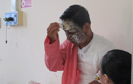 Sự thật bất ngờ về th&ocirc;ng tin "vợ đổ nước s&ocirc;i luộc chồng"  1