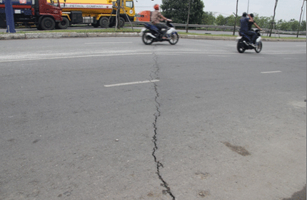 Xuất hiện vết nứt tr&ecirc;n đại lộ Đ&ocirc;ng T&acirc;y 1