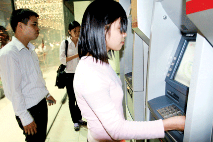 Thu ph&iacute; ATM từ 1/3: Ng&acirc;n h&agrave;ng quyết thu, d&acirc;n t&igrave;m đường &ldquo;l&aacute;ch&rdquo;			 1