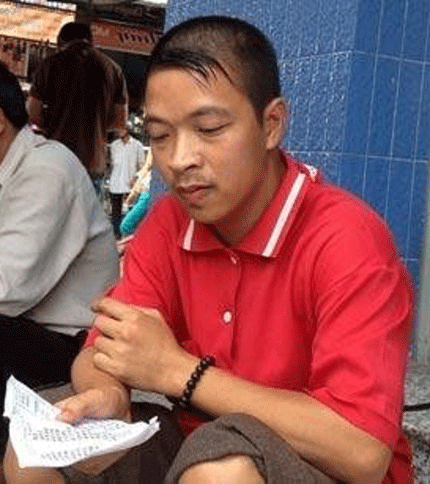 X&ocirc;n xao một gia đ&igrave;nh ngh&egrave;o tr&uacute;ng lốc v&eacute; số đặc biệt h&agrave;ng tỷ đồng 2