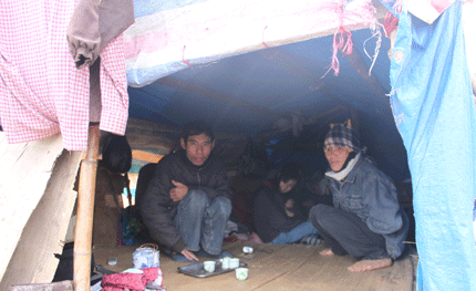 Những phận người co ro trong gi&aacute; r&eacute;t 1