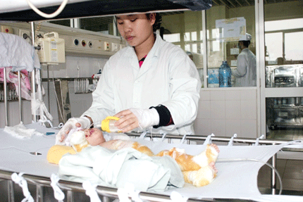 Thương t&acirc;m trẻ bị bỏng trong ng&agrave;y r&eacute;t 1