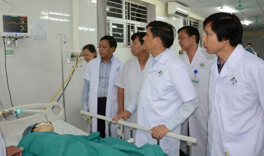 Tích cực cứu chữa nạn nhân vụ tai nạn giao thông tại Lào Cai 1