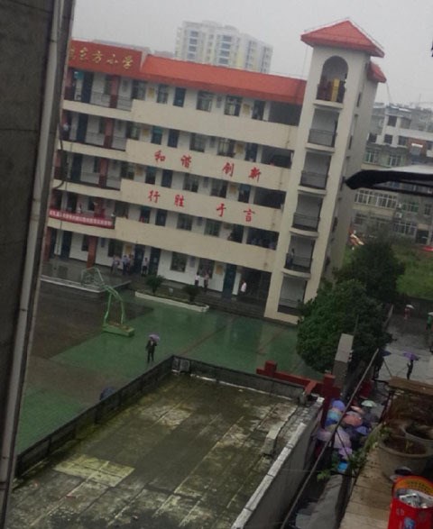 Trung Quốc: &Ocirc;ng bố v&agrave;o trường đ&acirc;m ch&eacute;m v&igrave; con kh&ocirc;ng được đi học 1