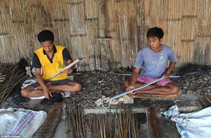 Đằng sau những chiếc t&uacute;i h&agrave;ng hiệu từ da rắn 3
