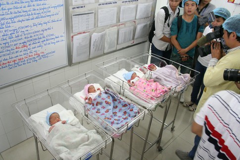 Sản phụ quyết giữ 5 ch&aacute;u b&eacute; 1