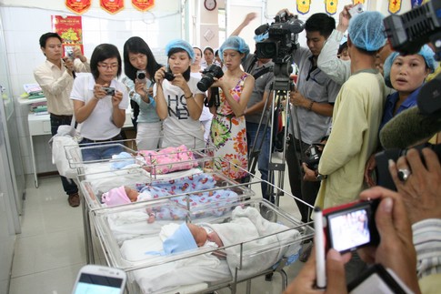 Sản phụ quyết giữ 5 ch&aacute;u b&eacute; 2