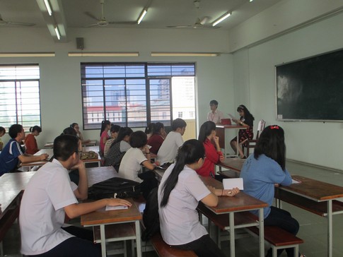Ng&agrave;y đầu l&agrave;m thủ tục: Th&iacute; sinh nơi trễ, nơi đ&uacute;ng giờ 1