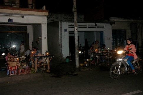 Cúp điện, Sài Gòn mọc nhiều "chợ âm phủ" 1