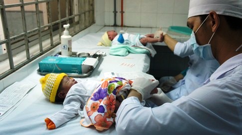 Tập huấn cán bộ y tế xã-phường-thị trấn kỹ thuật lấy máu gót chân ở trẻ sơ sinh 1