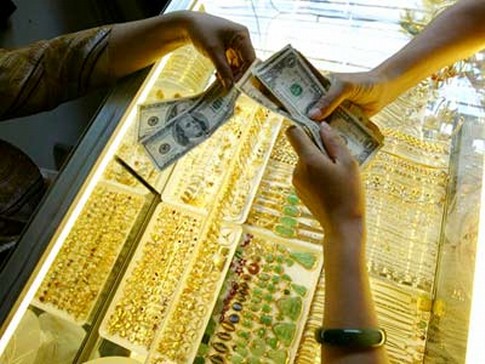 TPHCM: Tiệm vàng lắc đầu với dollar vì sợ “dính bẫy” 1