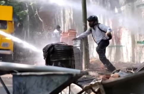 Cười vỡ bụng với c&aacute;ch chống tiểu bậy ngo&agrave;i đường 2