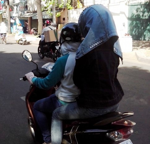 Phụ nữ S&agrave;i G&ograve;n che k&iacute;n tr&aacute;nh nắng như giữa sa mạc 2