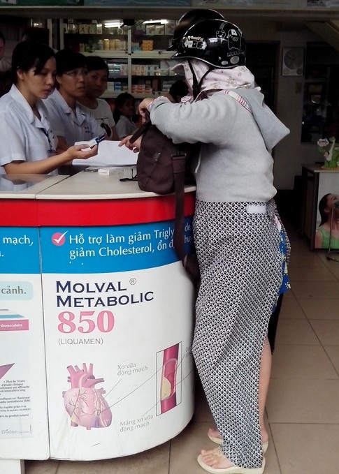 Phụ nữ S&agrave;i G&ograve;n che k&iacute;n tr&aacute;nh nắng như giữa sa mạc 3