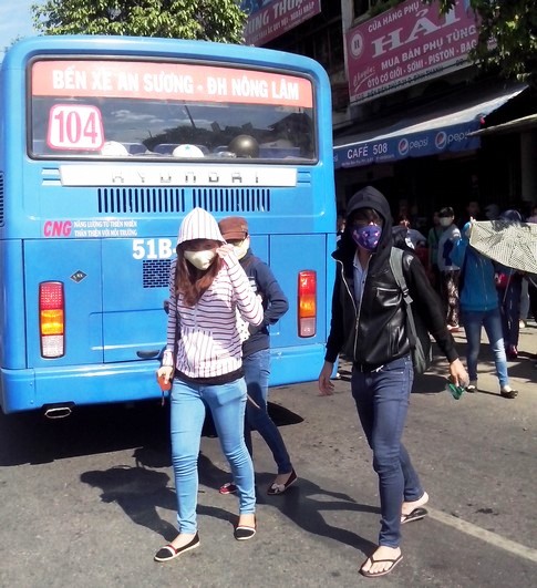 Phụ nữ S&agrave;i G&ograve;n che k&iacute;n tr&aacute;nh nắng như giữa sa mạc 5