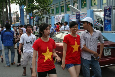 Khán giả nồng nhiệt cổ vũ Tuyển nữ Việt Nam 8