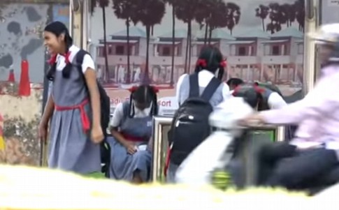 Cười vỡ bụng với c&aacute;ch chống tiểu bậy ngo&agrave;i đường 5