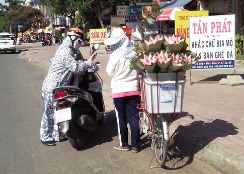 Phụ nữ S&agrave;i G&ograve;n che k&iacute;n tr&aacute;nh nắng như giữa sa mạc 4