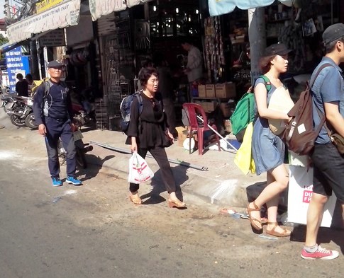 Phụ nữ Sài Gòn che kín tránh nắng như giữa sa mạc 10