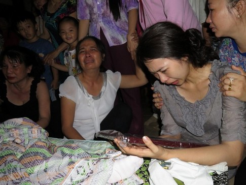 Một b&eacute; mầm non bị cửa tủ đ&egrave; tử vong  1