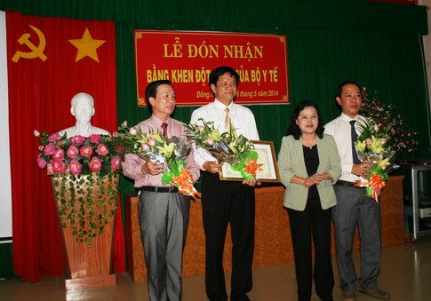 C&aacute;c thầy thuốc cứu sống b&eacute; trai bị xe bồn c&aacute;n ngang bụng được khen thưởng 1