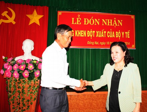 C&aacute;c thầy thuốc cứu sống b&eacute; trai bị xe bồn c&aacute;n ngang bụng được khen thưởng 3