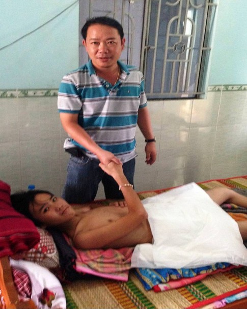 C&aacute;c thầy thuốc cứu sống b&eacute; trai bị xe bồn c&aacute;n ngang bụng được khen thưởng 2