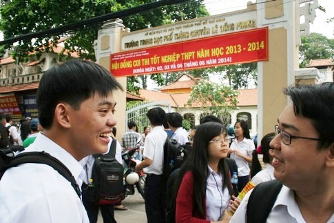 Cận cảnh th&iacute; sinh buồn vui lẫn lộn sau m&ocirc;n thi đầu ti&ecirc;n 1