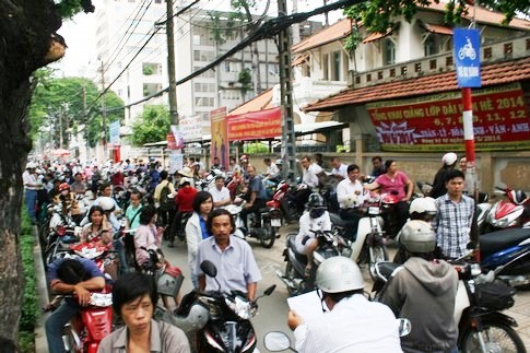 Cận cảnh th&iacute; sinh buồn vui lẫn lộn sau m&ocirc;n thi đầu ti&ecirc;n 9