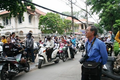 Cận cảnh th&iacute; sinh buồn vui lẫn lộn sau m&ocirc;n thi đầu ti&ecirc;n 8
