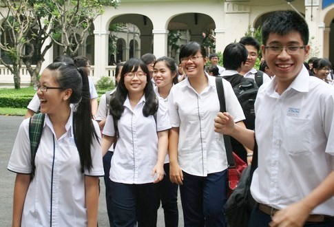 Cận cảnh th&iacute; sinh buồn vui lẫn lộn sau m&ocirc;n thi đầu ti&ecirc;n 3