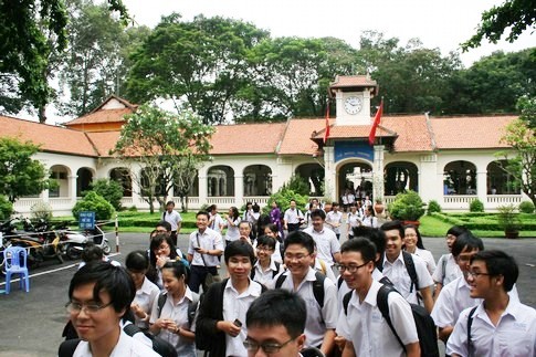 Cận cảnh th&iacute; sinh buồn vui lẫn lộn sau m&ocirc;n thi đầu ti&ecirc;n 2