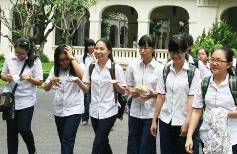 Cận cảnh th&iacute; sinh buồn vui lẫn lộn sau m&ocirc;n thi đầu ti&ecirc;n 5