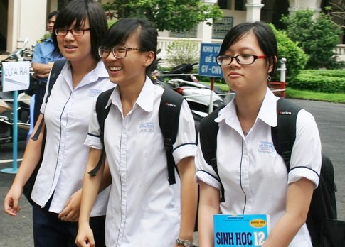 Cận cảnh th&iacute; sinh buồn vui lẫn lộn sau m&ocirc;n thi đầu ti&ecirc;n 4