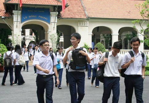 Cận cảnh th&iacute; sinh buồn vui lẫn lộn sau m&ocirc;n thi đầu ti&ecirc;n 6