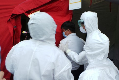 Bộ trưởng Y tế giám sát diễn tập xử lý tình huống khẩn về bệnh Ebola 2