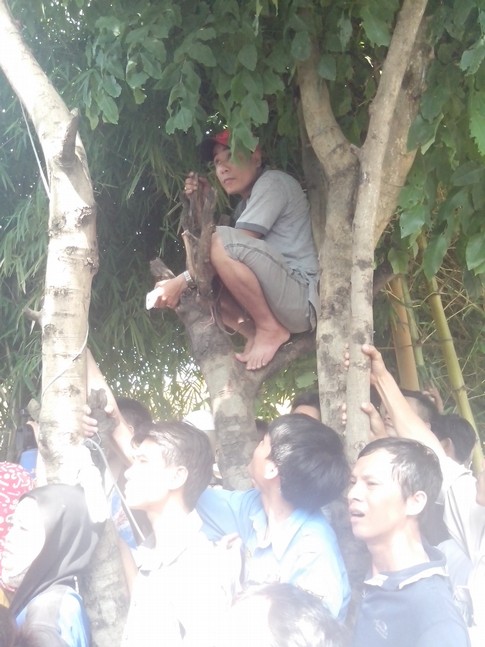 TPHCM: Giải cứu con tin th&agrave;nh c&ocirc;ng bằng đạn hơi cay 6