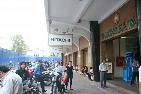 Thương x&aacute; Tax &ldquo;biến mất&rdquo; khiến cơ hội mua h&agrave;ng hiệu gi&aacute; rẻ &ldquo;xuất hiện&rdquo; 1