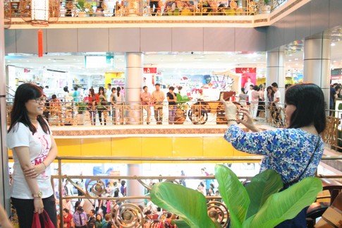 Thương x&aacute; Tax &ldquo;biến mất&rdquo; khiến cơ hội mua h&agrave;ng hiệu gi&aacute; rẻ &ldquo;xuất hiện&rdquo; 9