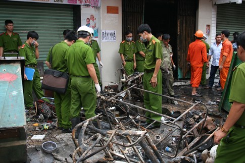 Một tiệm b&aacute;n phụ liệu uốn t&oacute;c sơn m&oacute;ng tay ch&aacute;y dữ dội, 7 người thiệt mạng. 1