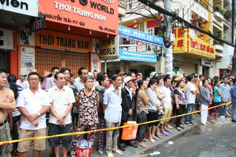 Một tiệm b&aacute;n phụ liệu uốn t&oacute;c sơn m&oacute;ng tay ch&aacute;y dữ dội, 7 người thiệt mạng. 4